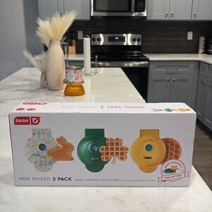 Dash Mini Waffle Maker Set - Bunny, Clover & Honeycomb